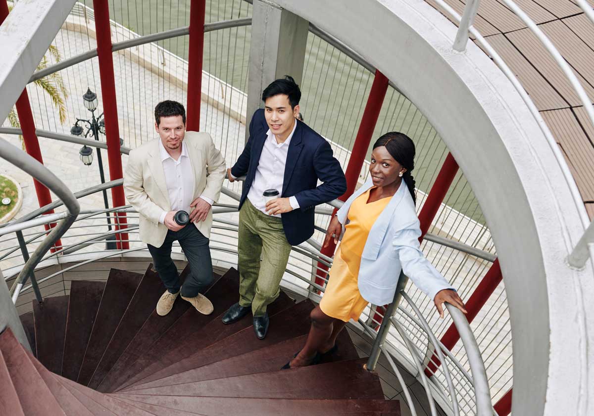 Business-team-on-spiral-staircase-951330